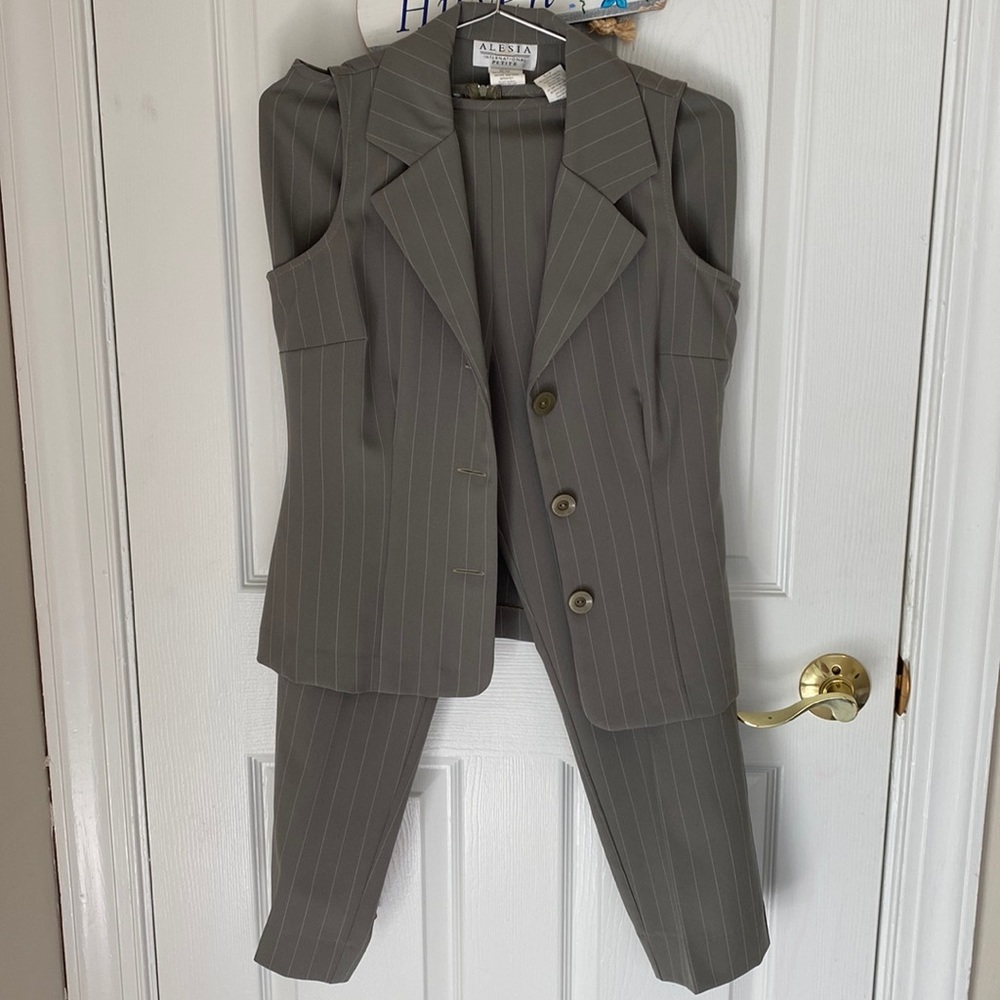 Alesia International Women’s Suit - Green - 6P